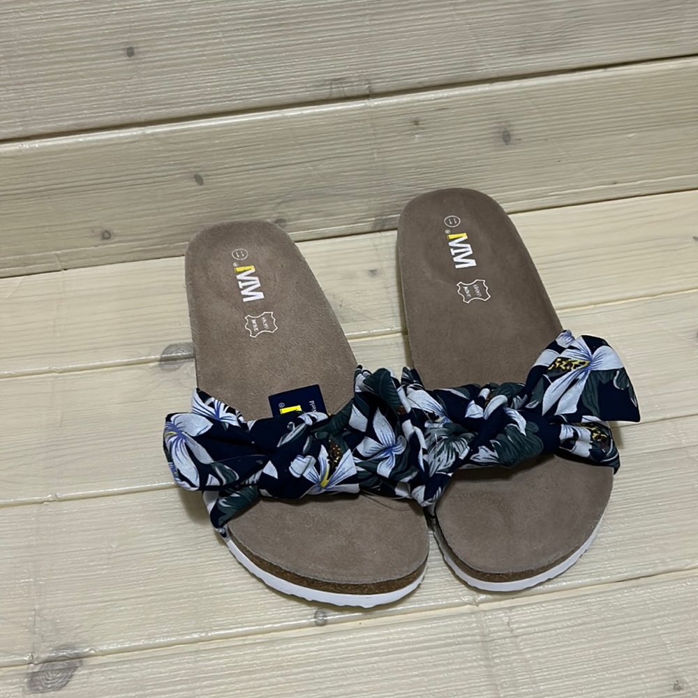 Women’s bow slippers NWT